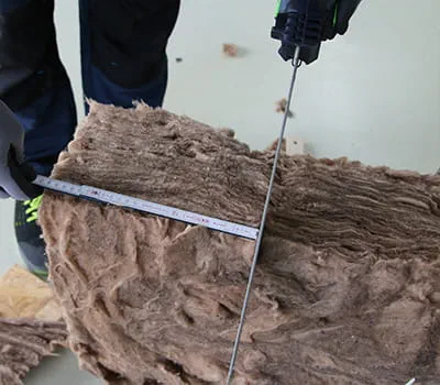 Przenieść wymiar i naciąć izolację pomiędzy krokwiami