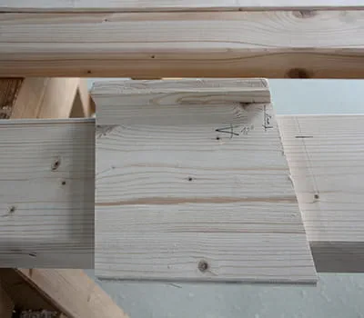 Trasowanie belek w celu frezowania połączenia na „jaskółczy ogon”