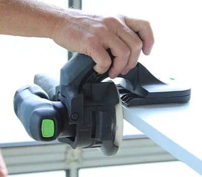 Prowadzenie szlifierki krawędziowej wzdłuż krawędzi