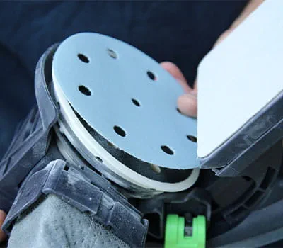 Mocowanie materiału ściernego na talerzu szlifierskim