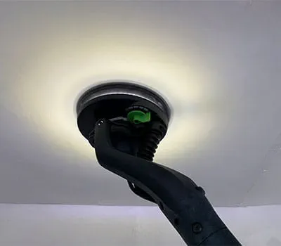 Pierścień świetlny LED sprawia, że wszelkie nierówności na powierzchni są widoczne