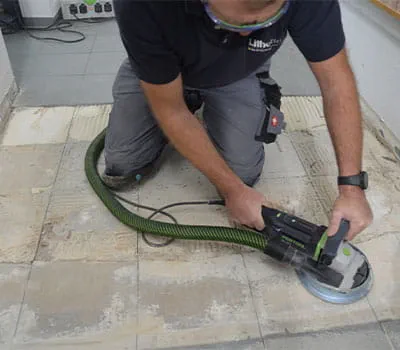 Usuwanie kleju do płytek