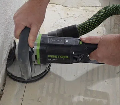 Usuwanie kleju do płytek w obszarze krawędzi