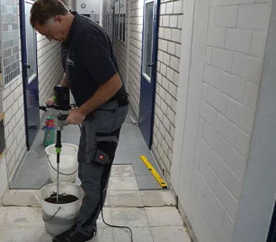 Mieszanie kleju do płytek za pomocą mieszarki MX 1600