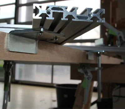 Przykładanie i mocowanie szablonu