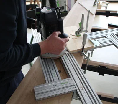 Frezowania na policzkach schodów