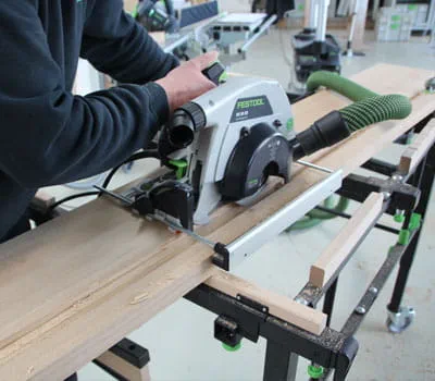 Obróbka policzka schodów w obszarze podestu