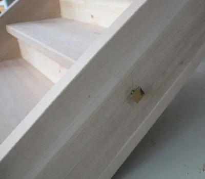 Mocowanie śrub schodowych