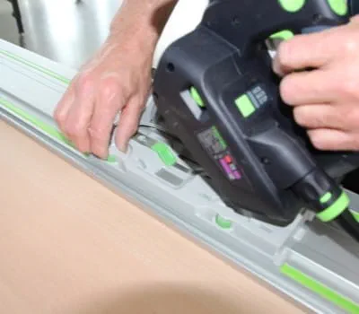 Nacinanie zabezpieczenia przeciwodpryskowego