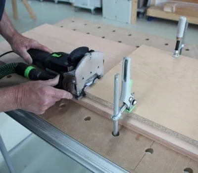 Łączenie panelu środkowego z podstawą