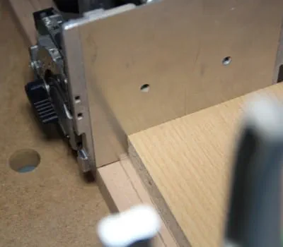 Łączenie podstawy/pokrywy z panelem środkowym