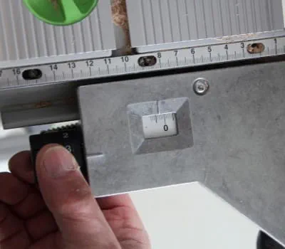 Porada: Do ustawienia szerokości wpustu należy użyć precyzyjnej regulacji prowadnicy równoległej.