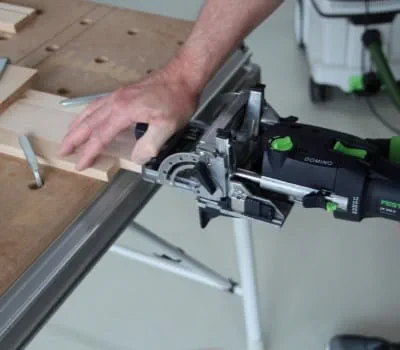 Łączenie elementów za pomocą łączników Domino