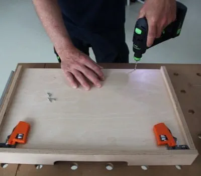 Wkładanie i mocowanie spodu szuflady