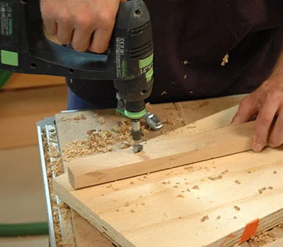 albo przymocować listwę do kawałka drewna.