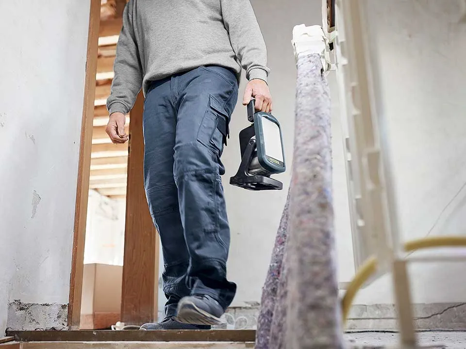 Rzemieślnik niesie lampę roboczą