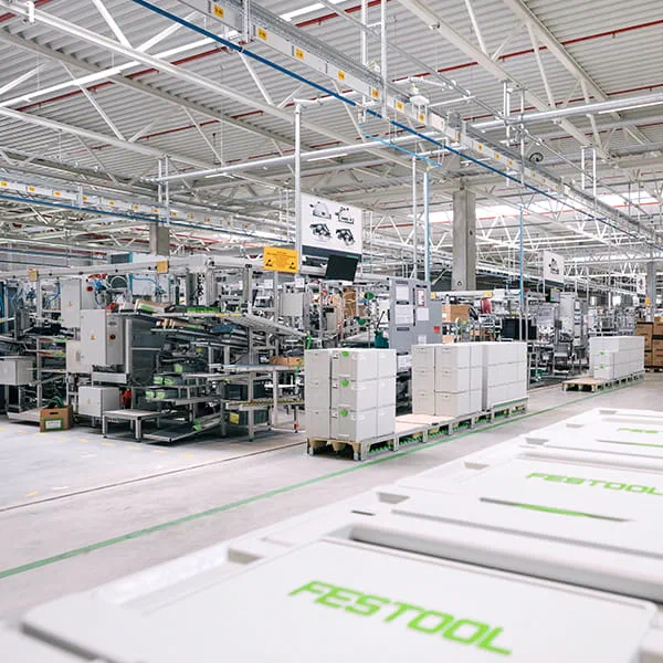 Rzut okiem na halę nowoczesnego zakładu montażowego Festool w Weilheim