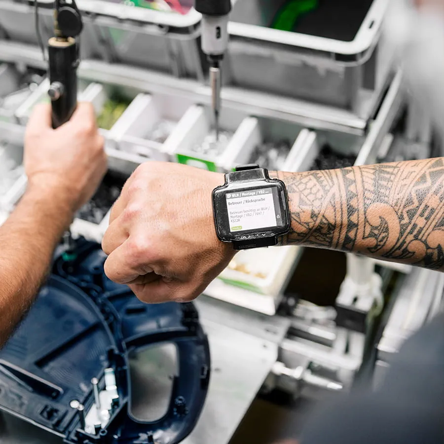 Do zgłaszania awarii lub błędów na linii produkcyjnej wykorzystywane są smartwatche.