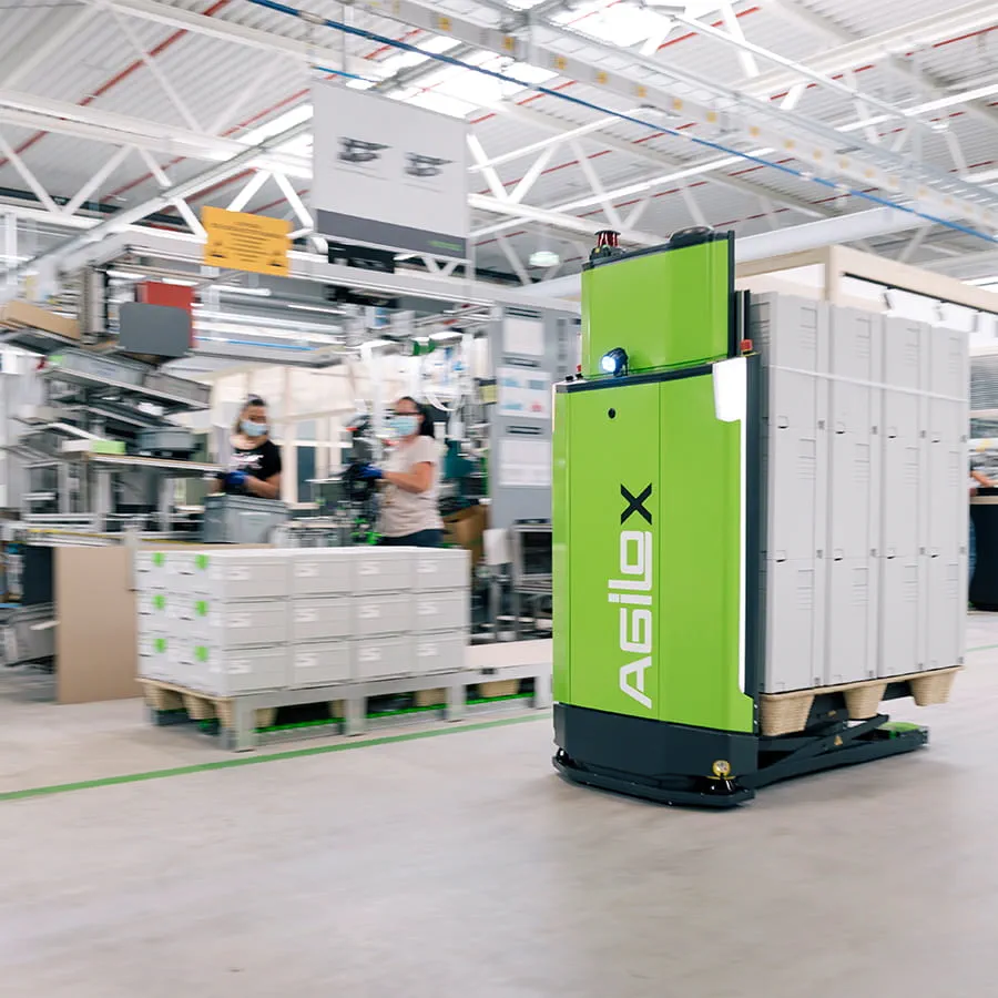 System transportu bez kierowcy zapewnia dostawy podzespołów na linie produkcyjne.