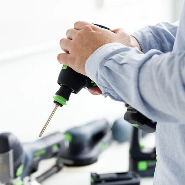 Projektant testuje formę i poręczność produktów Festool