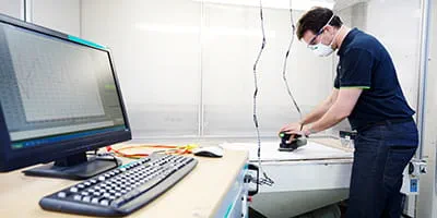Szlifierka akumulatorowa Festool jest testowana w komorze akustycznej.