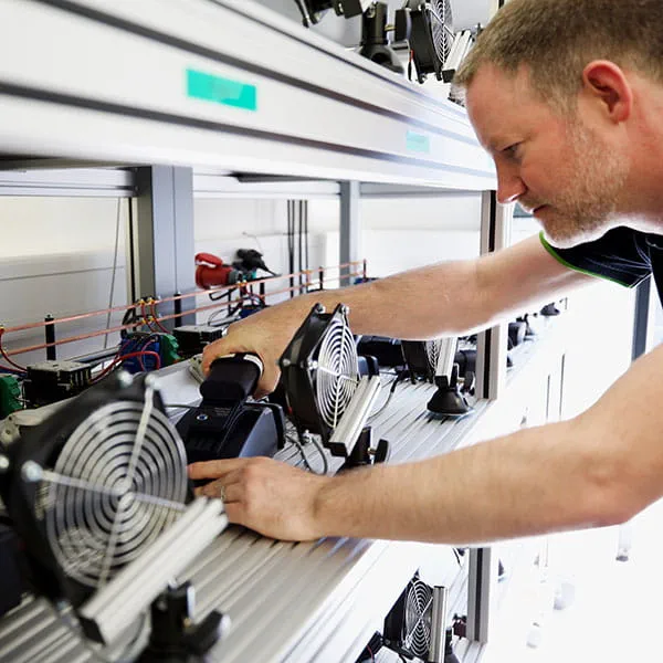 Szlifierki akumulatorowe Festool w laboratorium testowym