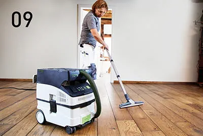 Sprzątanie placu budowy za pomocą odkurzacza mobilnego Festool
