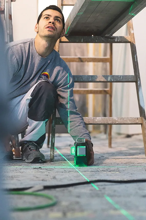 Laser krzyżowy gwarantuje prostą linię cięcia