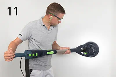 Zaszpachlowaną ścianę przeszlifować za pomocą szlifierki przegubowej PLANEX LHS 2 225 Festool oraz materiału ściernego Granat Net P120-P180.