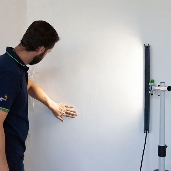 Kontrolowanie powierzchni za pomocą lampy kontrolnej STL 450 firmy Festool