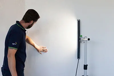Kontrolowanie powierzchni za pomocą lampy kontrolnej STL 450 firmy Festool