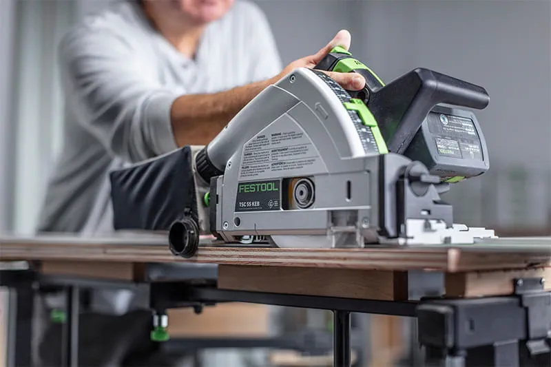 Zagłębiarka TSC 55 K firmy Festool z nową tarczą pilarską w użyciu