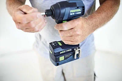 Akumulatorowa wkrętarka udarowa TID 18 firmy Festool w użyciu na placu budowy