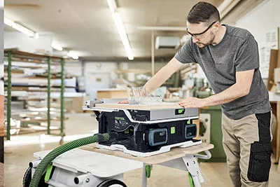 Zyskaj precyzję formatowej pilarki tarczowej w wersji mobilnej dzięki nowej akumulatorowej stolikowej pilarki tarczowej Festool CSC SYS 50.