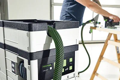 Doskonała współpraca z narzędziami akumulatorowymi firmy Festool. Komfortowo i szybko: Automatyczne włączanie odkurzacza za pośrednictwem akumulatora Bluetooth® .