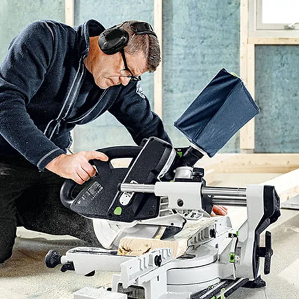 Stół roboczy do długich elementów: regulowane nóżki umożliwiają podwyższenie stołu roboczego KSC 60 dokładnie do wysokości Systainera SYS 3 M 112 lub SYSTAINERA SYS 1.