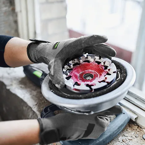 Beton, jastrych, farba, klej czy inne powłoki: tarcze diamentowe DIA HARD, ABRASIVE, STONE, THERMO i PAINT poradzą sobie ze wszystkim. Można je wymienić w kilku krokach.