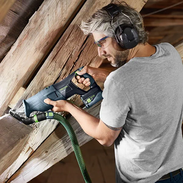 Nowa akumulatorowa pilarka tłokowa RSC 18 Festool w użyciu