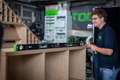 Gary Banks z dumą prezentuje swoją kolekcję narzędzi