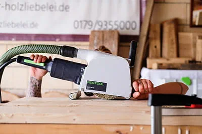 Właścicielki stolarni szlifują kawałek drewna za pomocą narzędzia RUSTOFIX BMS 180 E firmy Festool
