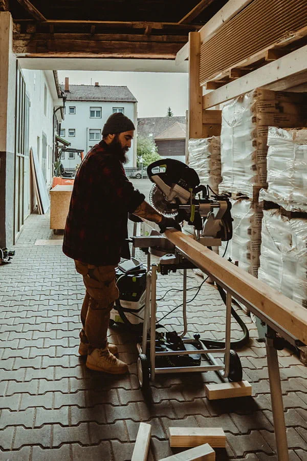 Docinanie kawałków drewna za pomocą uciosarki przesuwnej KAPEX firmy Festool