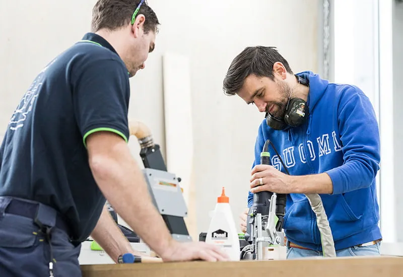 Frezarka do krawędzi OFK 500 Q R3 Festool w użyciu.