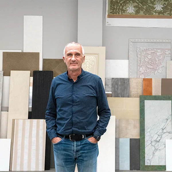 Didier Lebon w swoim zakładzie malarskim Didier.