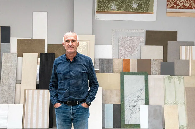 Didier Lebon w swoim zakładzie malarskim Didier.