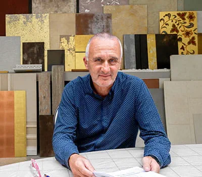 Didier Lebon w swoim zakładzie malarskim Didier.