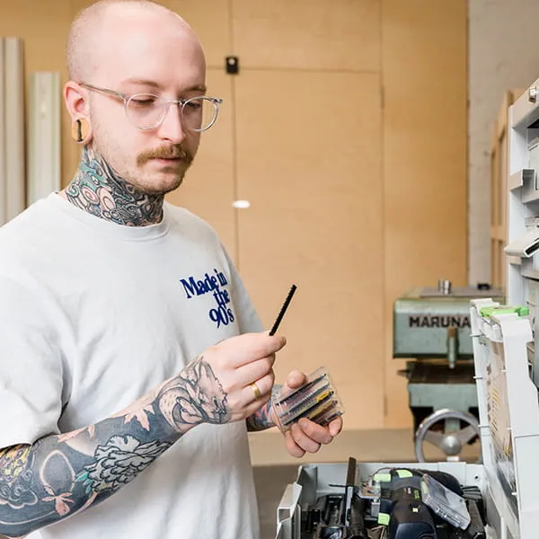 Mistrz stolarski i projektant produktów Jonas Winkler stoi przed wyborem właściwego brzeszczotu do wyrzynarki