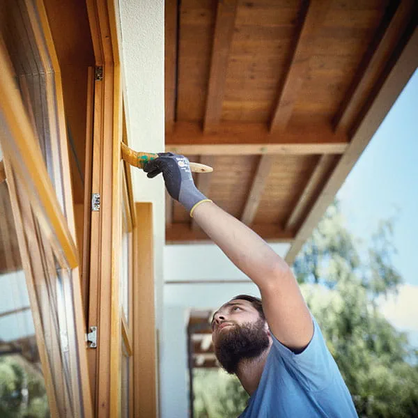Prace malarskie na ścianie domu