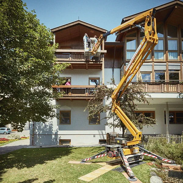 Zespół malarzy przy pracy