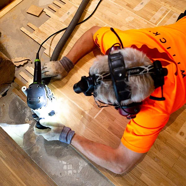 Fińska firma parkieciarska wykorzystuje do obróbki podłogi drewnianej frezarkę górnowrzecionową Festool.