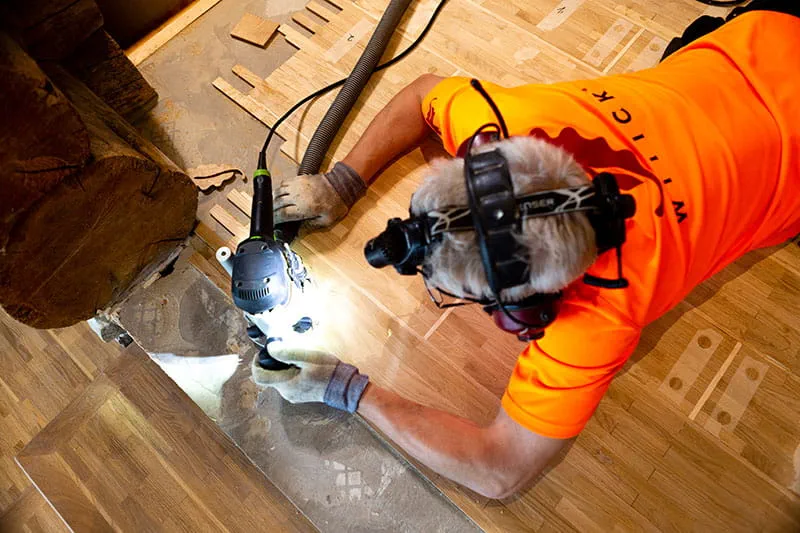 Fińska firma parkieciarska wykorzystuje do obróbki podłogi drewnianej frezarkę górnowrzecionową Festool.